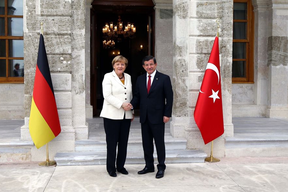 Davutoğlu ve Merkel'den önemli açıklamalar Davutoğlu ve Merkel'den önemli açıklamalar